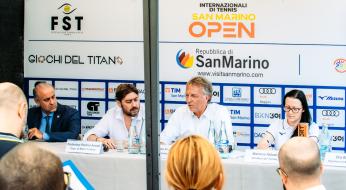 Conferenza stampa del San Marino Open con organizzatori e funzionari.