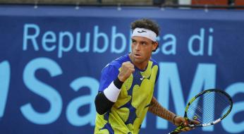 Tennista celebra una vittoria con il pugno chiuso durante una partita.