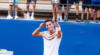 Giocatore di tennis felice dopo una vittoria su un campo all'aperto.