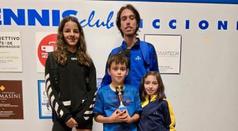 Gruppo di ragazzi con trofeo al Tennis Club Riccione.